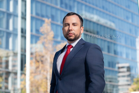sesion de fotos en exterior linkedin y redes de trabajo Santiago hombre