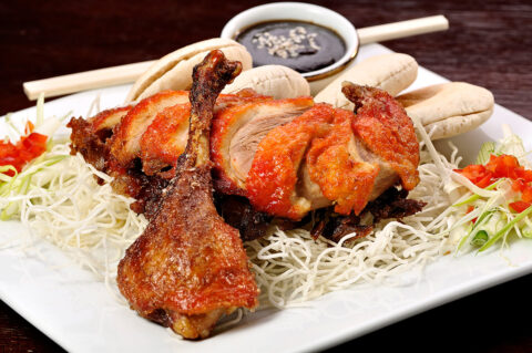 Fotografía de comida, food styling, fotografía gastronómica, bodegón de comida, luz natural, detalles culinarios. Pato Pekín, pato laqueado, pato asiático, comida china tradicional, gastronomía china, pato asado, piel crujiente.